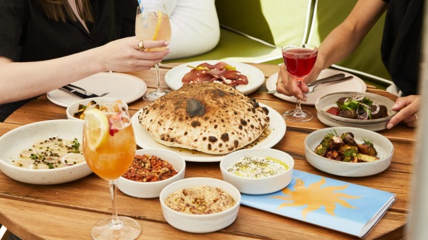 Meze,海鲜和土耳其风格的烤肉串是由兄弟姐妹Nada Thomas和Salim Gafayri设计的菜单的一部分。