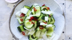 甜醋中的黄瓜和洋葱。