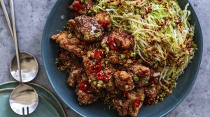 炸鸡配醋调味料。