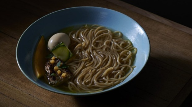 高分辨率。咖啡磨碎的Murray Cod Shio Ramen在Gomi Ramen Shop,这是两位厨师的新拉面商店,他们...