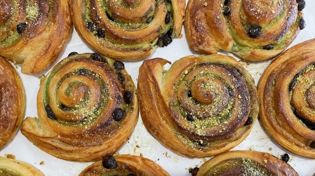 Blanc Bakery的巧克力开心果卷饼。