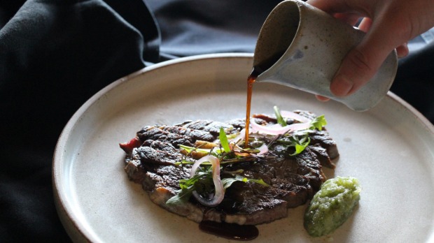 南部范围侧面牛排配芥末莎莎(Wasabi Salsa)和红葡萄酒(Red Wine Jus),这是库拉(Kura)共享的菜肴之一。