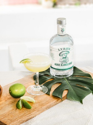 利尔(Lyre)的龙舌兰储层精神(Reserva Spirit)与您要去龙舌兰酒一样近,减去酒精。