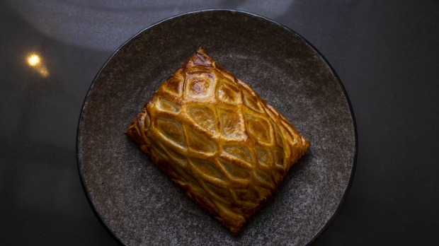 瑞恩(Ryne)的牛肉惠灵顿(Beef Wellington)包括鹅肝,鸡肝冻糕和贾蒙·伊伯里科(Jamon Iberico)等奢侈品。