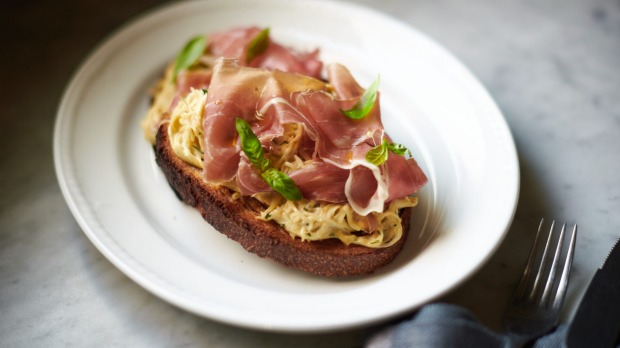 提供了七个开放式三明治,其中包括塞利亚克·雷莫勒德(Celeriac Remoulade)上的圣丹尼尔·波巴特(San Daniele Proscuitto)。