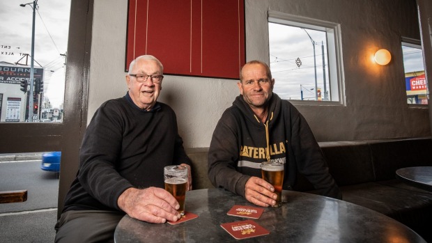 Ascot Vale Hotel常客“ Rocket” Rod(左)和Danny Cash,他们在最冷的Pots Club Board上都有自己的名字...