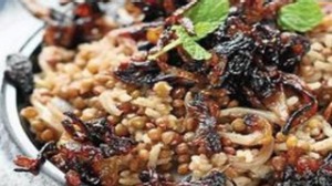 中东扁豆和米饭配黑洋葱