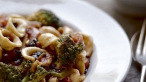 葡萄干，西兰花和松子坚果的orecchiette