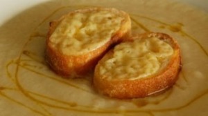 花菜汤配格鲁耶尔面包片