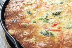椰菜、豌豆和辣椒肉馅煎蛋饼