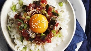 切碎的金枪鱼在米饭上。