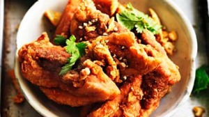 大蒜和花椒油炸鸡。
