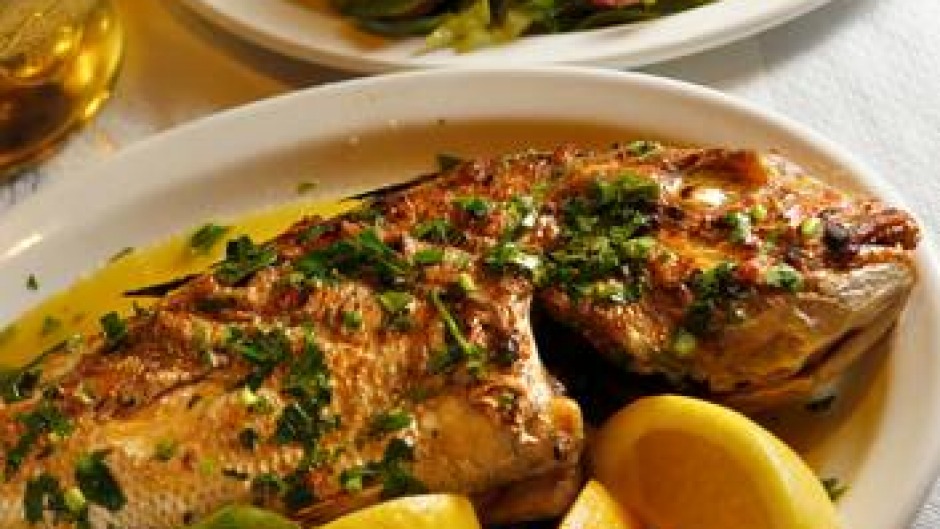 科灵伍德吉姆希腊酒馆的烤鲷鱼。