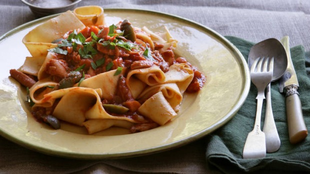 Pappardelle与Rabbit Ragu。Caroline Velik秋季菜单食谱，可欣赏史诗般的生活。由Marina拍摄...