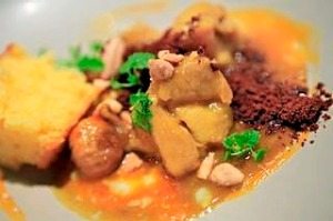 来自墨尔本的Maha餐厅的玉米喂鸡肉tagine。
