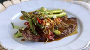 Strodes食谱：2012年8月4日芦笋炒煎炸照片：Steven Siewert造型师：Berni Smithies