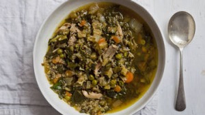 Karen Martini的春鸡，米饭，扁豆和菠菜汤。