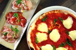 Salumi和Pizza加入了一顿令人愉快的饭菜。