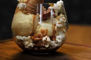 美食和美酒:.餐厅点评:堪培拉Elouera St Braddon 86号。爆米花圣代。2013年5月7日。图片由…