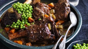 两次煮熟的小牛肉裤。