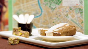 玛莎拉和咖啡冰淇淋用一层savoiardi饼干分开。