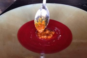 vue de monde菜的Marron Coral，配上面包。烧焦的韭菜用于在...之前用油擦拭盘子
