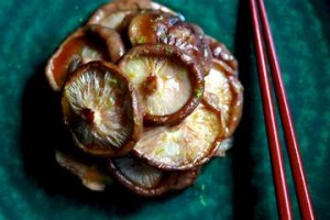 yabo亚博主页美食。棕褐色餐厅。蘑菇yakitori。照片：Edwina泡菜。2013年4月17日。
