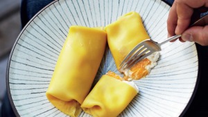 Adam Liaw的芒果yum cha煎饼。
