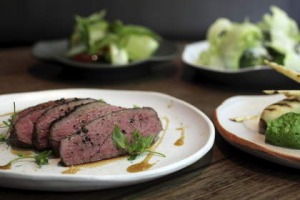 烤小牛肉臀部和选择边。