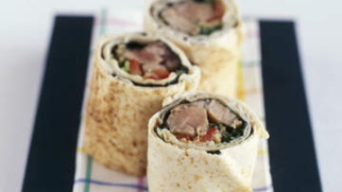 皮塔饼与诺里，金枪鱼和芥末调味料包裹