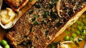 煎鲑鱼和蛤酱。