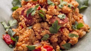 鸡肉和香肠和鹰嘴豆和cous。