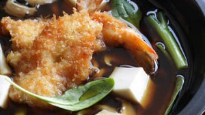 乌冬面汤用磨碎的大虾肉饼。