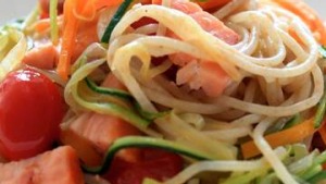 意大利面条烟熏三文鱼和蔬菜。