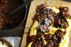 多功能猪肉和豌豆ragu。