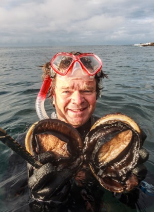 旅行社Rob Pennicott收获鲍鱼。