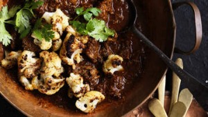 炸花菜炖牛肉。摄影:William Meppem