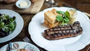 Bistro Vue的法式经典:牛排薯条。