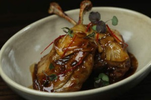 配菜:咖喱鸭腿配菠萝酸辣酱。