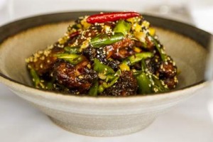 烟熏，甜美，咸味和粘性：猪排与菠萝蜜和腌的绿色辣椒。