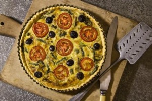 夏季Nicoise Tart。