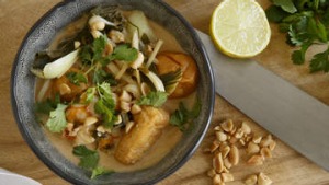 虾和豆腐面条汤