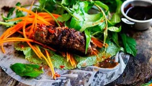 烤柠檬草牛肉米纸卷。
