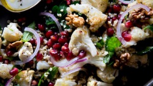 温暖的花椰菜和石榴沙拉。