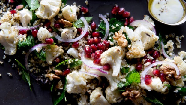 诱人:温暖的花椰菜和石榴沙拉。