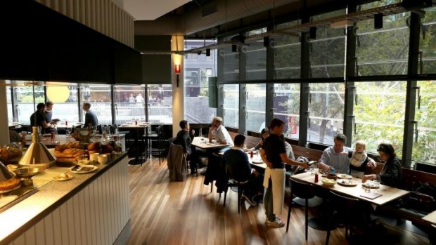 斯利克:罗莎的餐厅装饰很俗气，很有光泽。