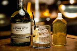 阿奇·罗斯（Archie Rose）的杜松子酒和补品。