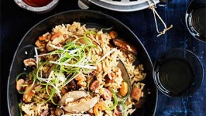 黏土米饭，中国香肠，花生和shiitake。