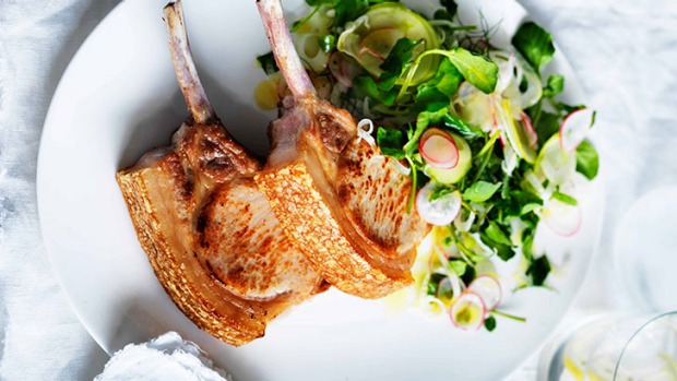 用这些煎猪肉饼干享用美味的晚餐。