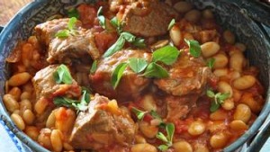 羊肉，白豆和marjoram casserole。